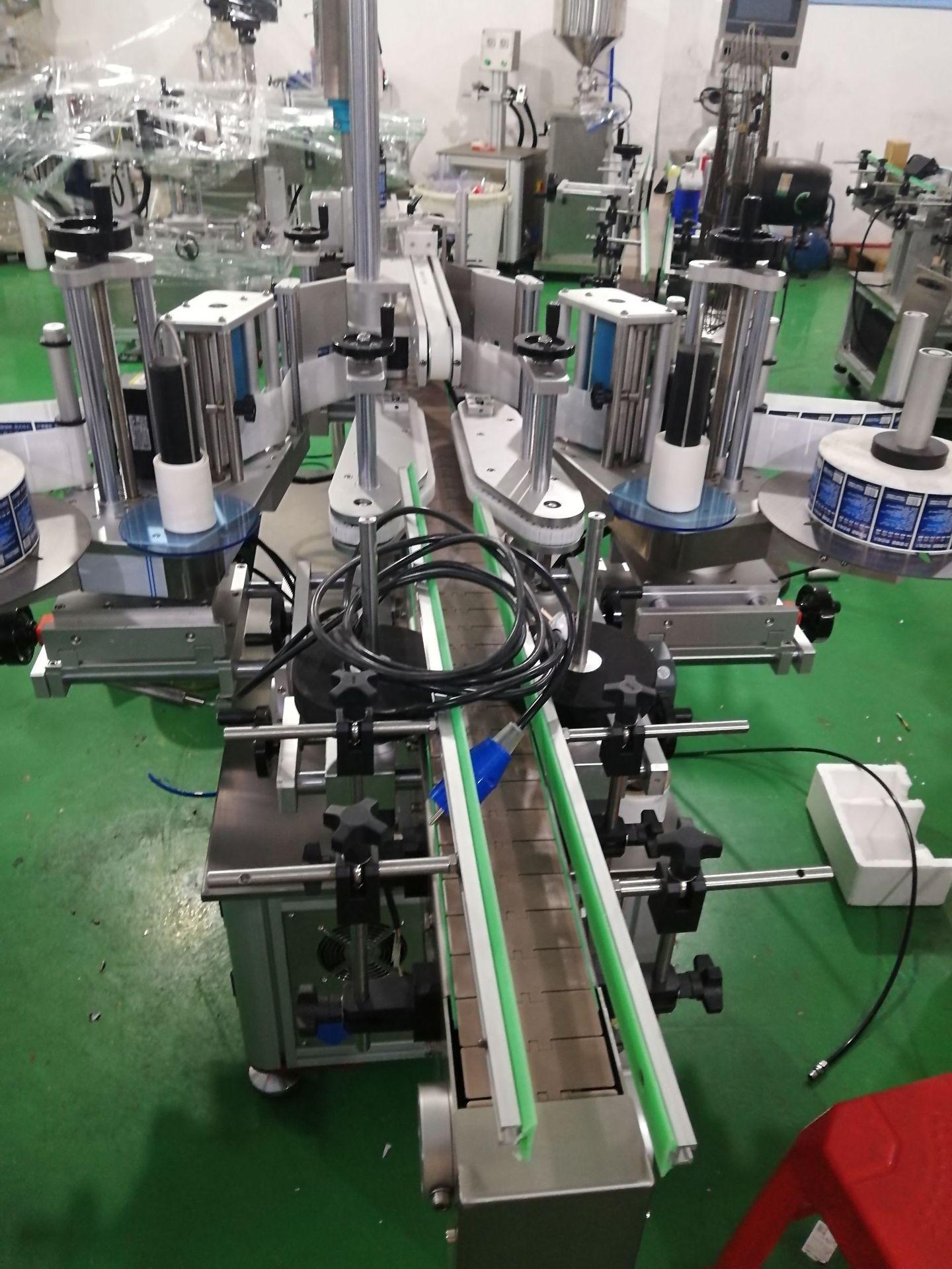 全自動雙側貼標機 洗衣液與洗發水扁瓶、圓瓶及異形瓶的雙標貼標利器